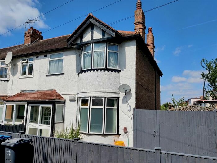 3 Bedroom End Of Terrace House To Rent In Foxs Path, Mitcham, CR4