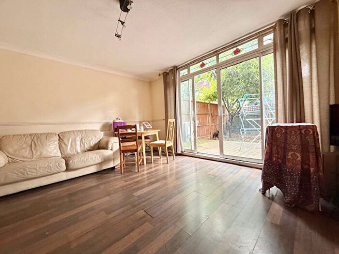 3 Bedroom Flat To Rent In Jamaica Road, SE16