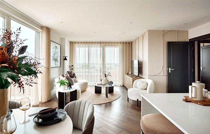 3 Bedroom Flat For Sale In Fairfield Avenue, Staines, Surrey, TW18