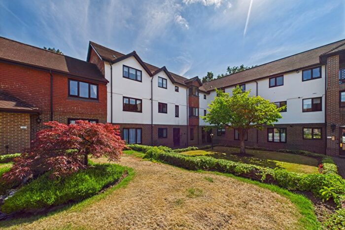 2 Bedroom Flat For Sale In The Avenue, Tadworth, KT20