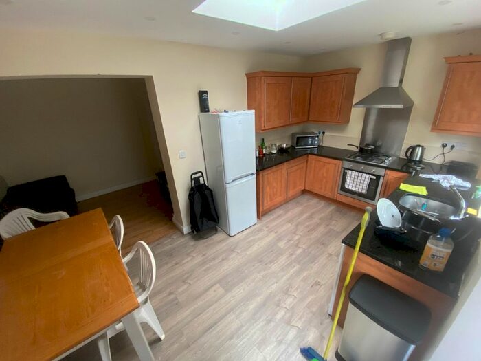 3 Bedroom Flat To Rent In Weir Hall Avenue, London, N18