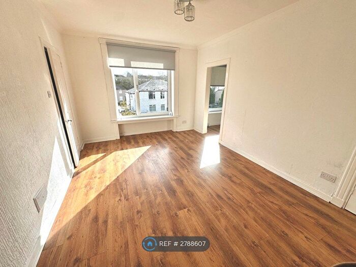 3 Bedroom Flat To Rent In Kingsbridge Crescent, Glasgow, G44