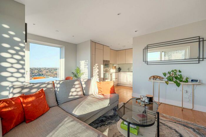 2 Bedroom Flat To Rent In Acton Walk, Whetstone, London, N20