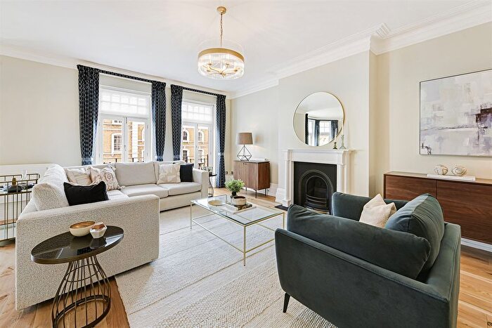 3 Bedroom Flat To Rent In Flat St George's Court, - Gloucester Road, London, SW7