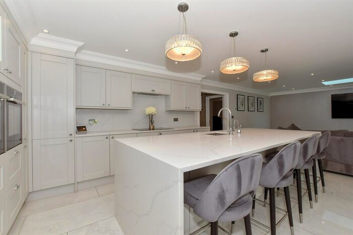 6 Bedroom Chalet For Sale In Pear Tree Lane, Shorne, Gravesend, Kent, DA12