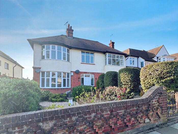 2 Bedroom Flat To Rent In Chalkwell Avenue, Westcliff-On-Sea, SS0