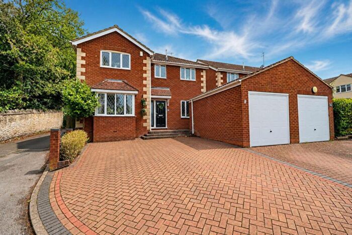 4 Bedroom Detached House For Sale In Brooke Close, Rushden, Northamptonshire, NN10