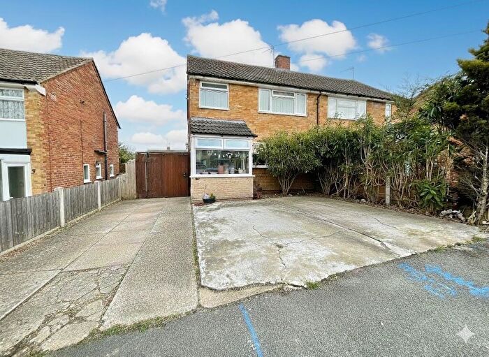 3 Bedroom Semi Detached House For Sale In Clifford Crescent, Luton, Bedfordshire, LU4