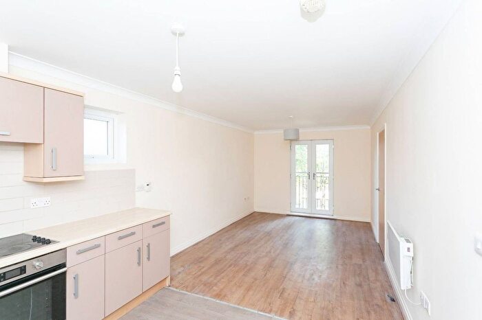 1 Bedroom Flat To Rent In King Georges Avenue, Watford, WD18