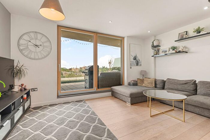 3 Bedroom Flat For Sale In Falcon Road, Battersea Park, SW11