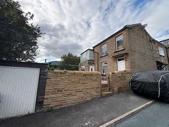 4 Bedroom Detached House For Sale In Brunswick Street, Queensbury, Bradford, BD13
