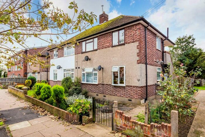 2 Bedroom Maisonette To Rent In Dryden Close, IG6