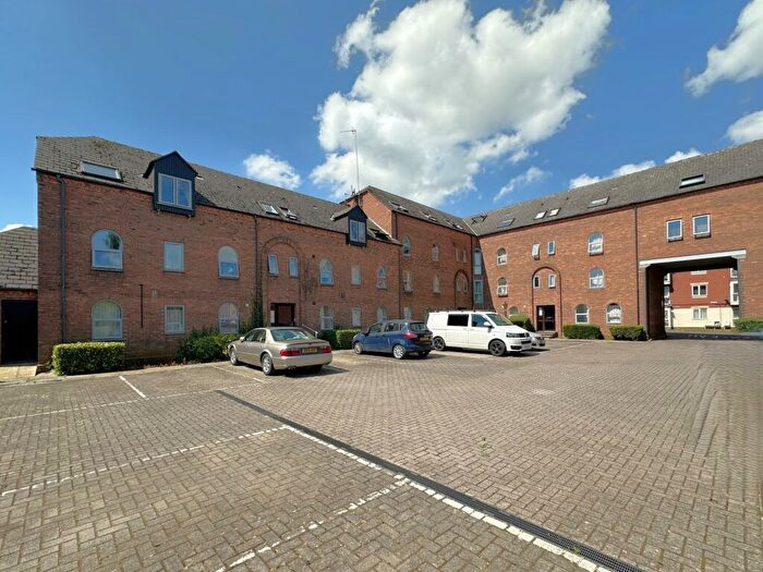 2 Bedroom Flat To Rent In Britannia Road, Banbury, Oxon, OX16