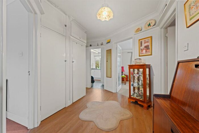 2 Bedroom Bungalow For Sale In Queen Eleanors Road, Guildford, GU2