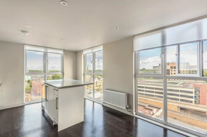 3 Bedroom Flat To Rent In Miflats, RG12