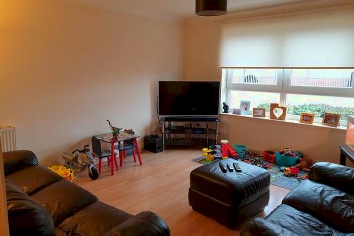 2 Bedroom Flat To Rent In May Wynd, Hamilton, ML3