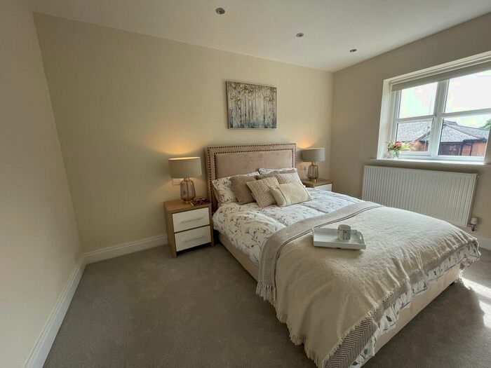 4 Bedroom End Of Terrace House To Rent In Crescent Drive, Hampshire, GU12