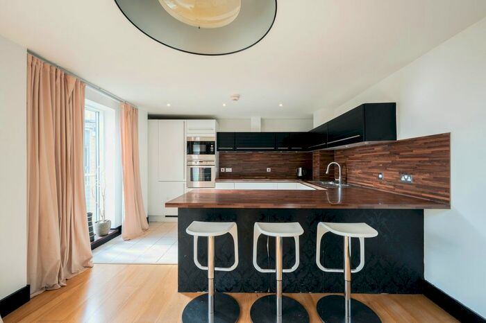 2 Bedroom Flat To Rent In The Downs, London, SW20