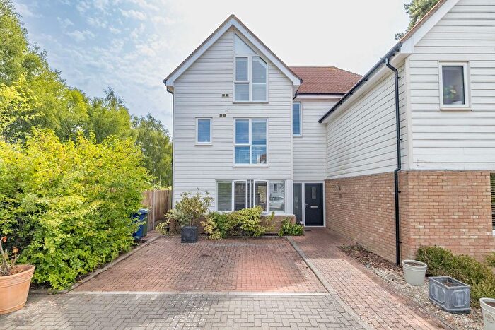 4 Bedroom Semi Detached House For Sale In Hop Pickers Close, Selling, Faversham, Kent, ME13