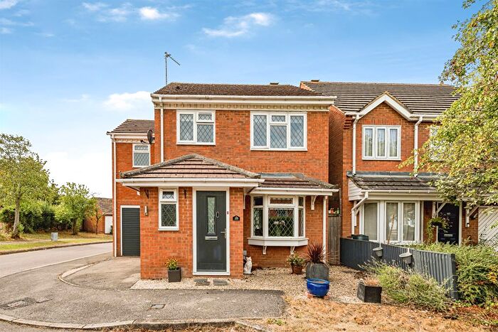 3 Bedroom Detached House For Sale In Lark Vale, Aylesbury, HP19