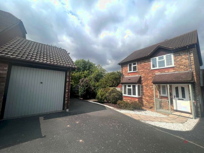 4 Bedroom Detached House To Rent In Chapel Barn Close, Hailsham, BN27