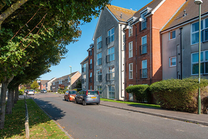 2 Bedroom Flat For Sale In Stammer Road, Littlehampton, BN17