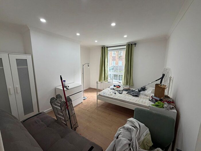 2 Bedroom Flat To Rent In Long Lane, London, SE1