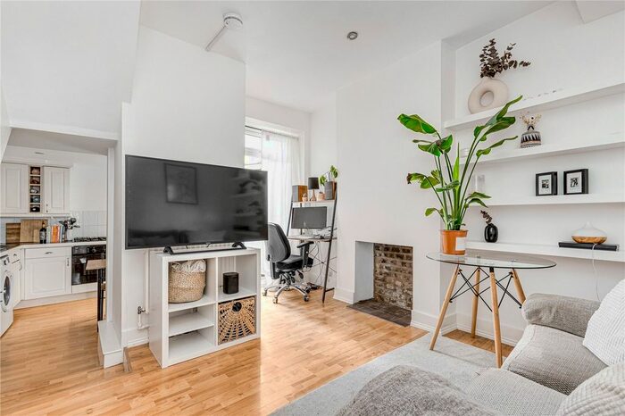 1 Bedroom Flat To Rent In Vicarage Crescent, Battersea Park, SW11