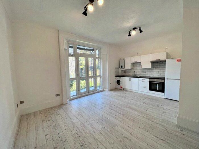 Studio To Rent In Ewell Road, Surbiton, KT6