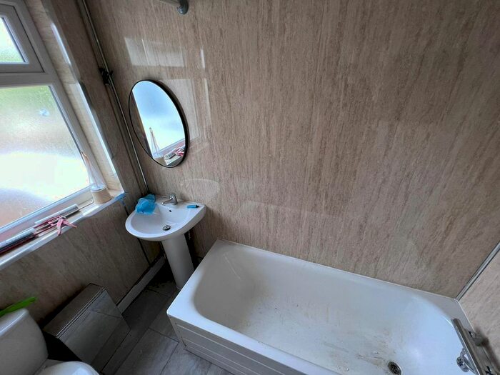 2 Bedroom Flat To Rent In Chigwell Road, Woodford Green, IG8