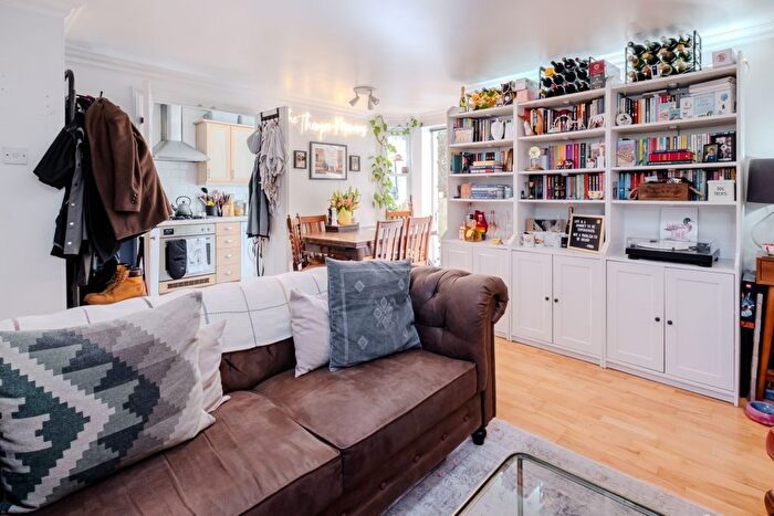 1 Bedroom Flat To Rent In Redwood Mews, London, SW4