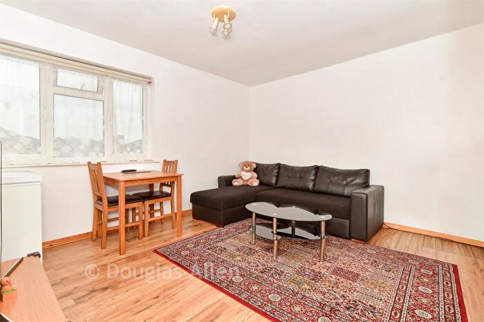 1 Bedroom Maisonette For Sale In High Street, Hornchurch, Essex, RM12