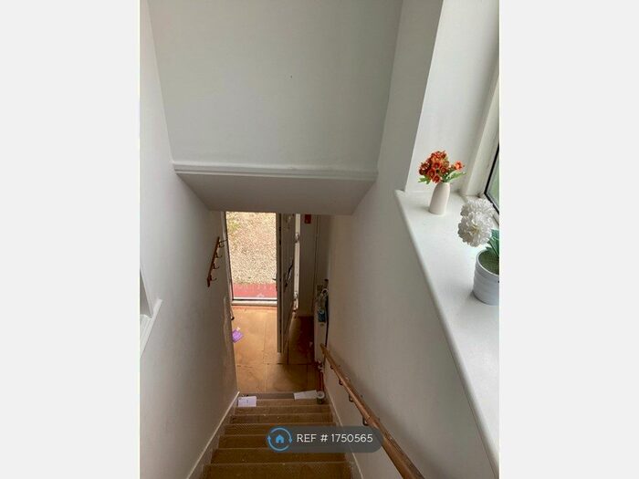 3 Bedroom Flat To Rent In Holburne Road, London, SE3