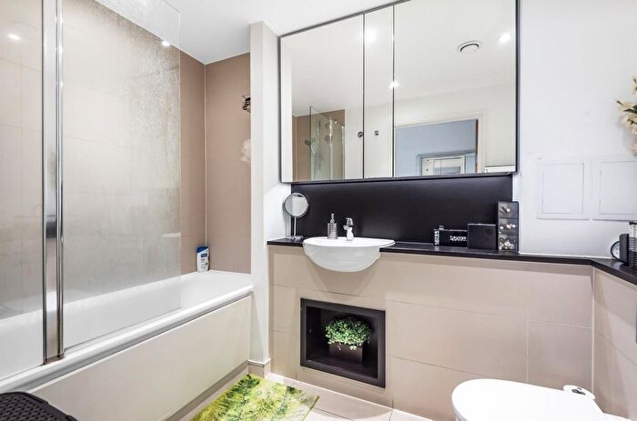 2 Bedroom Flat For Sale In Elmira Street, London, SE13