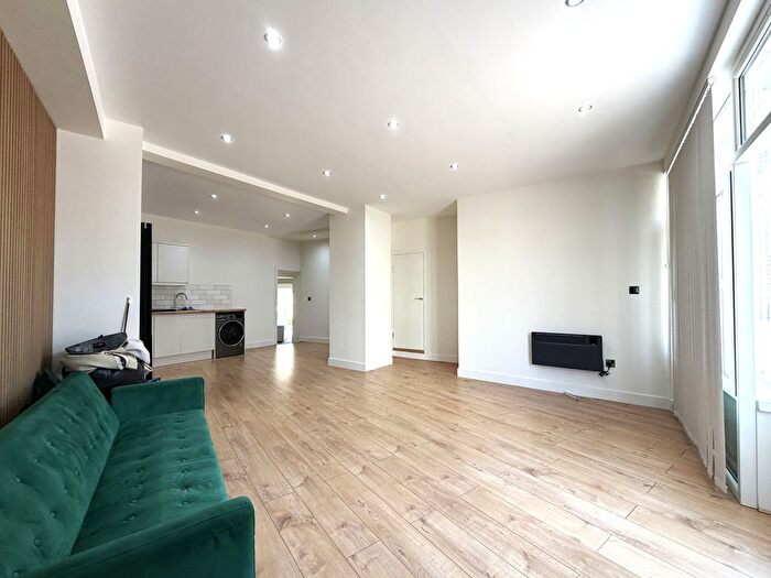 1 Bedroom Flat To Rent In High Street, Staines-Upon-Thames, TW18