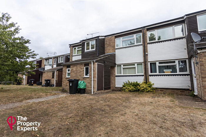 2 Bedroom Maisonette For Sale In Larch Drive, Reading, RG5