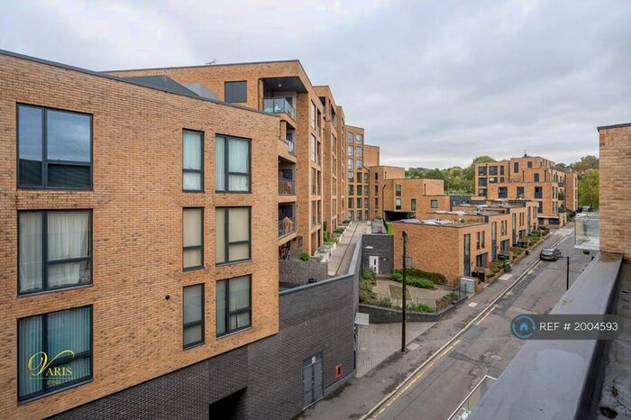 3 Bedroom Flat To Rent In Station Approach Road, London, CR5