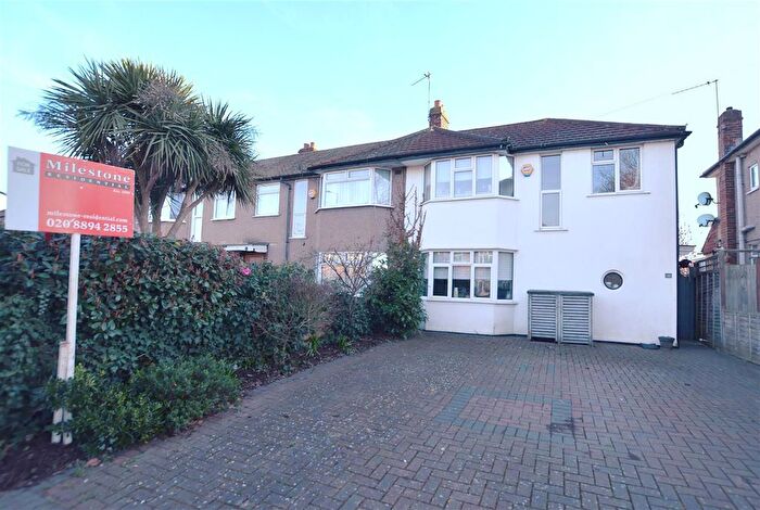 3 Bedroom End Terrace House For Sale In Warren Road, Whitton, TW2