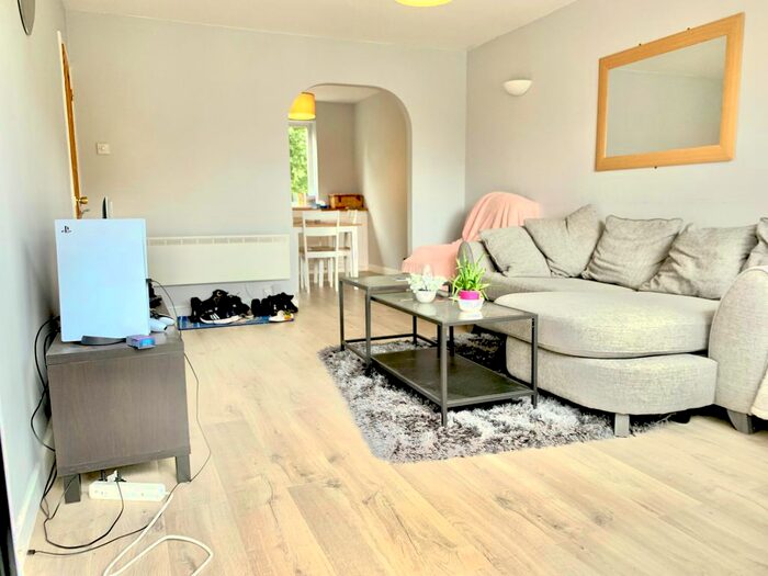 2 Bedroom Flat To Rent In Springfield Park, Twyford, RG10