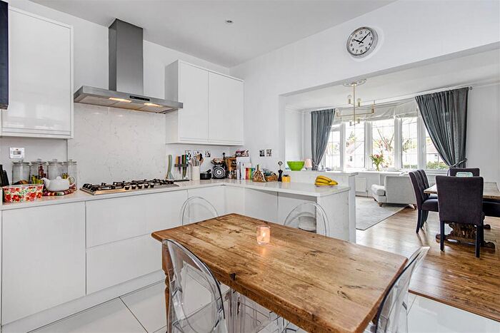 3 Bedroom Flat To Rent In Brondesbury Park, London, NW6