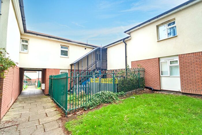 2 Bedroom Flat For Sale In Woodstock Walk, Bradford, BD5