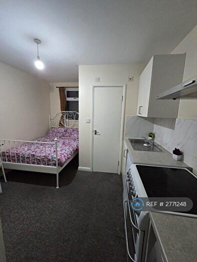 Studio To Rent In Berkshire Gardens, London, N13