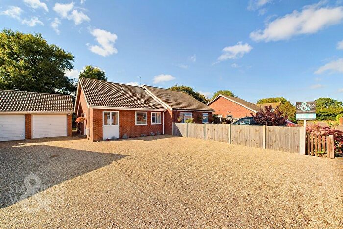 2 Bedroom Semi-Detached Bungalow For Sale In Farm Close, Lingwood, Norwich, NR13