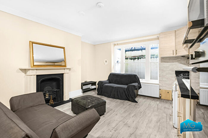 3 Bedroom Apartment To Rent In High Street, Hornsey, London, N8