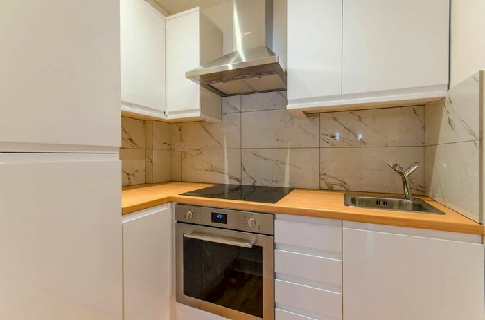 1 Bedroom Detached House To Rent In Rosemont Avenue, North Finchley, London, N12