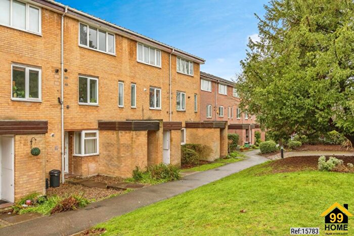 2 Bedroom Maisonette For Sale In Engadine Close, Croydon, CR0
