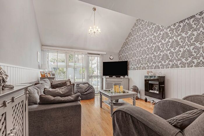 2 Bedroom End Terrace House For Sale In Caledonian Road, Holloway, London, N7