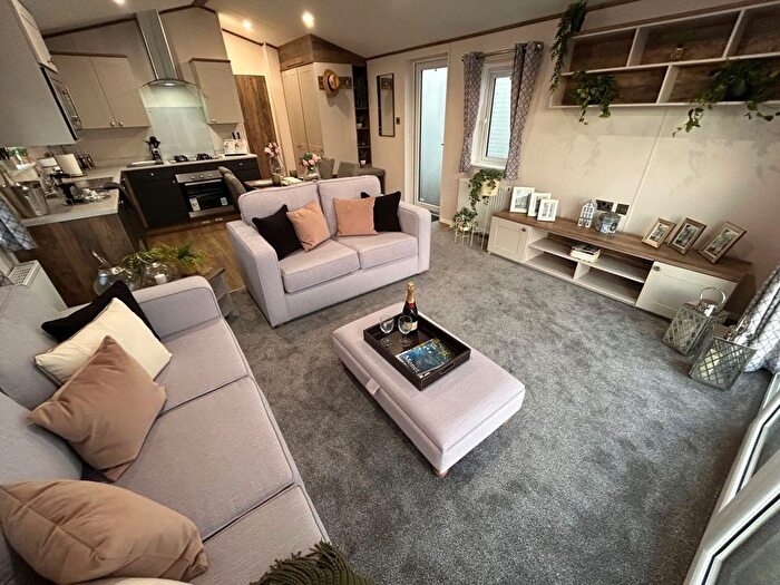 2 Bedroom Mobile/park Home For Sale In Seaview Avenue, West Mersea, Colchester, CO5