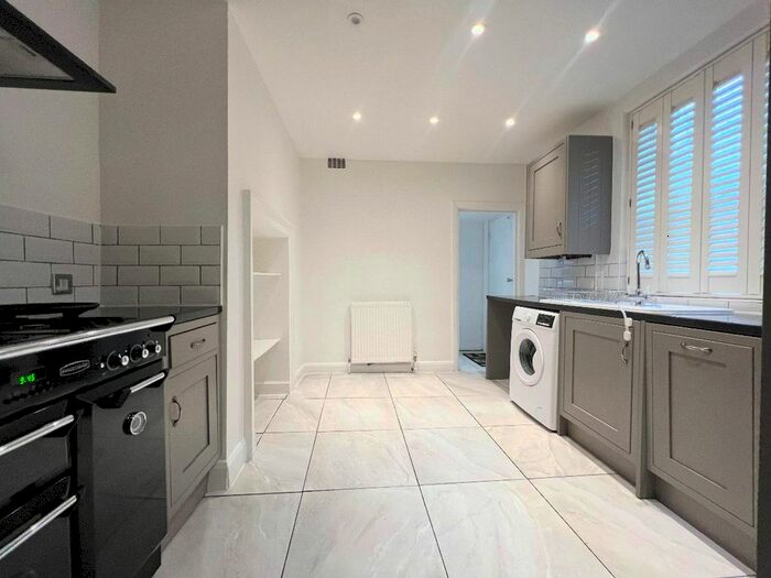 3 Bedroom Flat To Rent In Gleneldon Road, Streatham, SW16