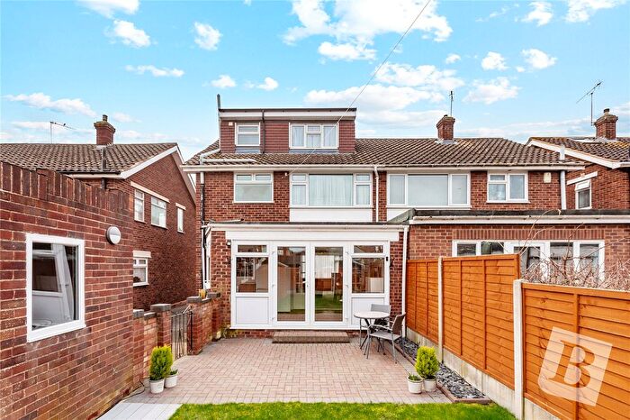 4 Bedroom Semi-Detached House For Sale In Hedingham Road, Hornchurch, RM11